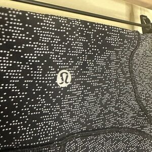Lululemon Black and White Patterned Leggings, size 4, 17 inch inseam